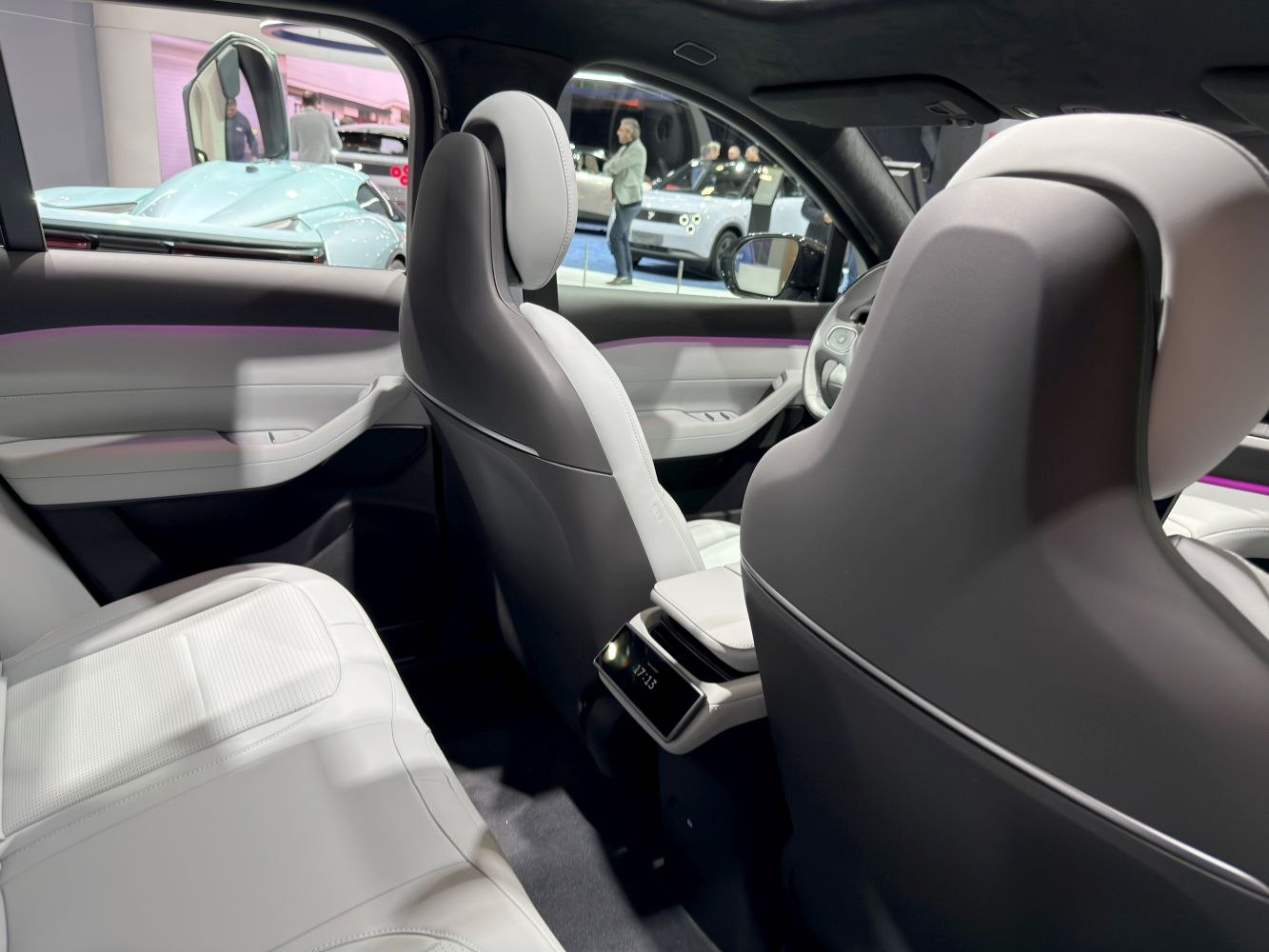 Rear seating and central console with white leather upholstery