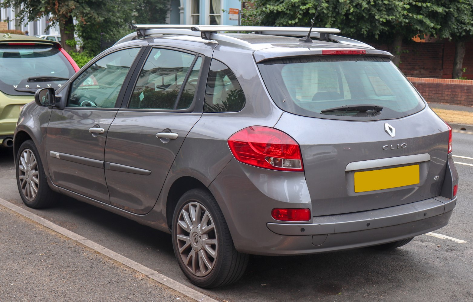Rear and side view with roof rails and rear light cluster