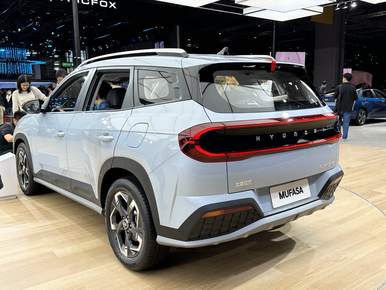Modern SUV rear design with connected rear LED tail lights