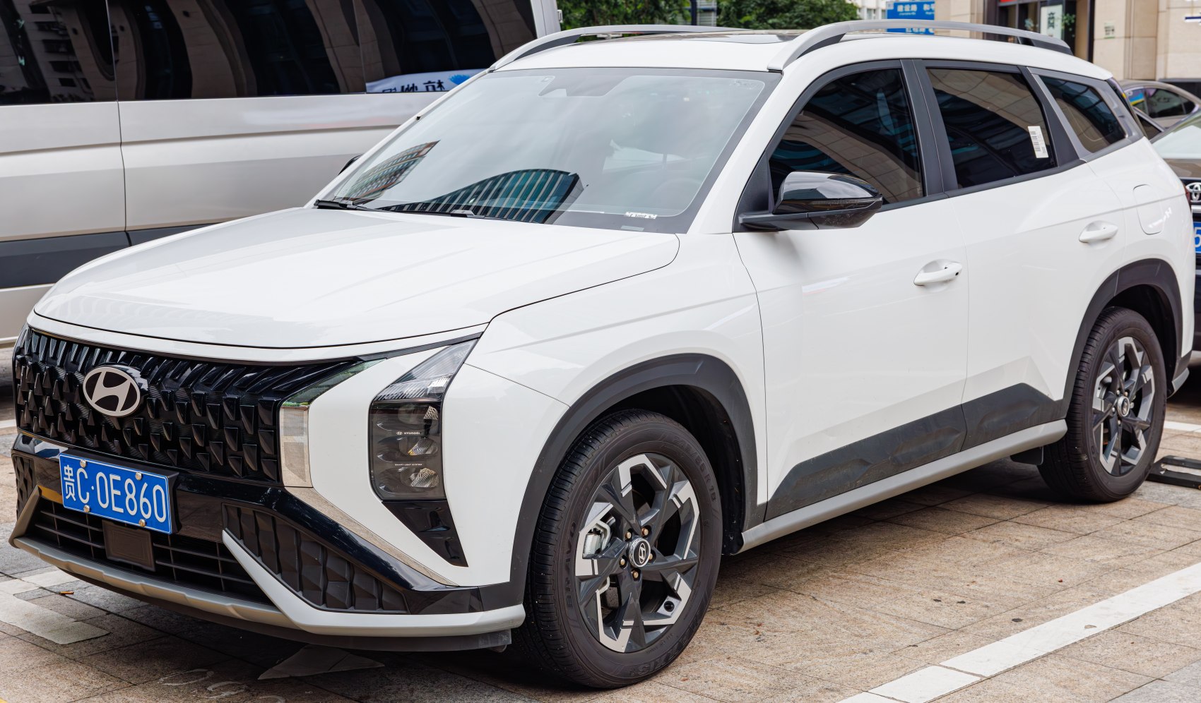 Front and side profile of a modern SUV with distinct grille and headlight design