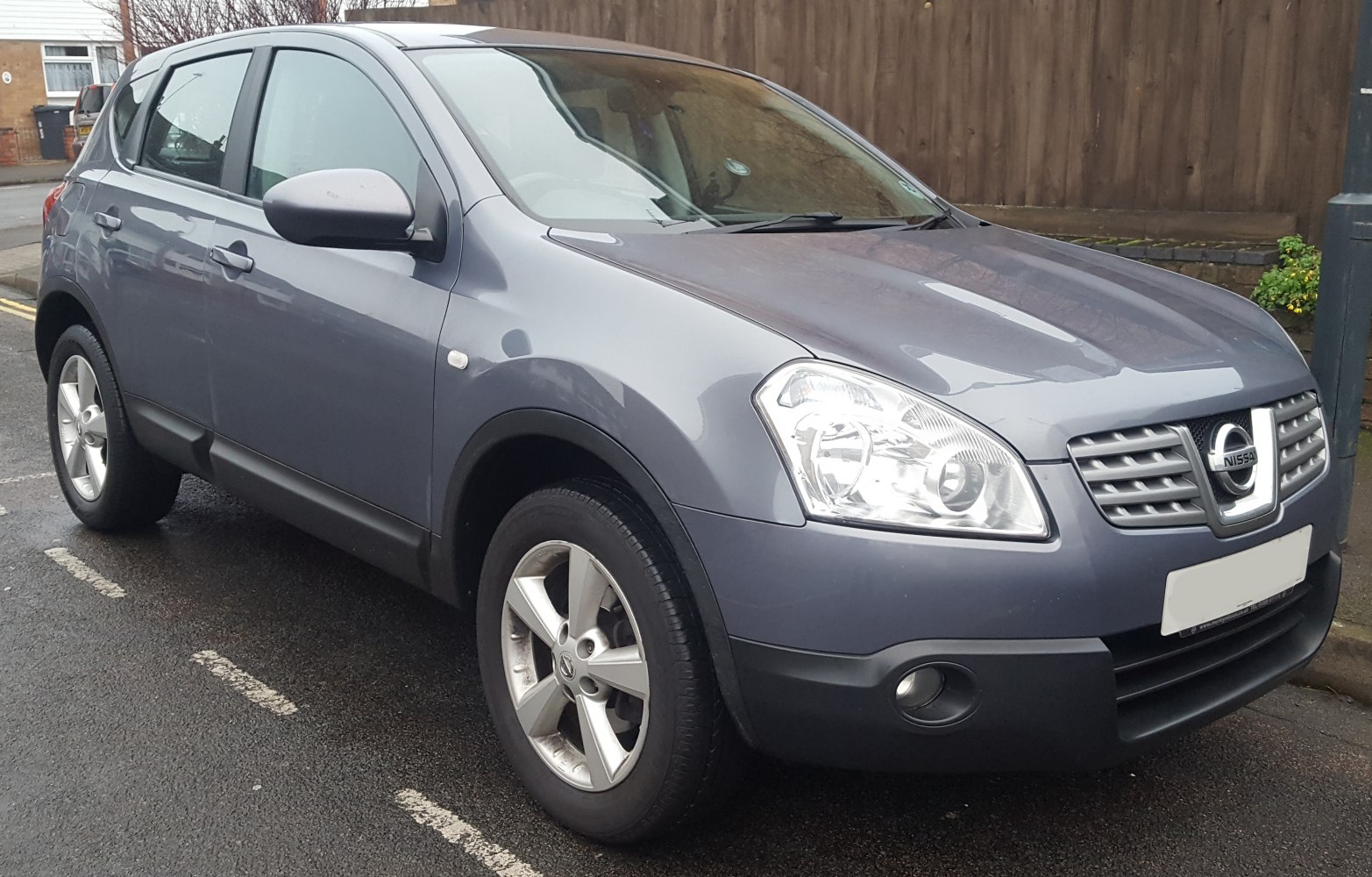 Front side view with alloy wheels and distinctive headlights