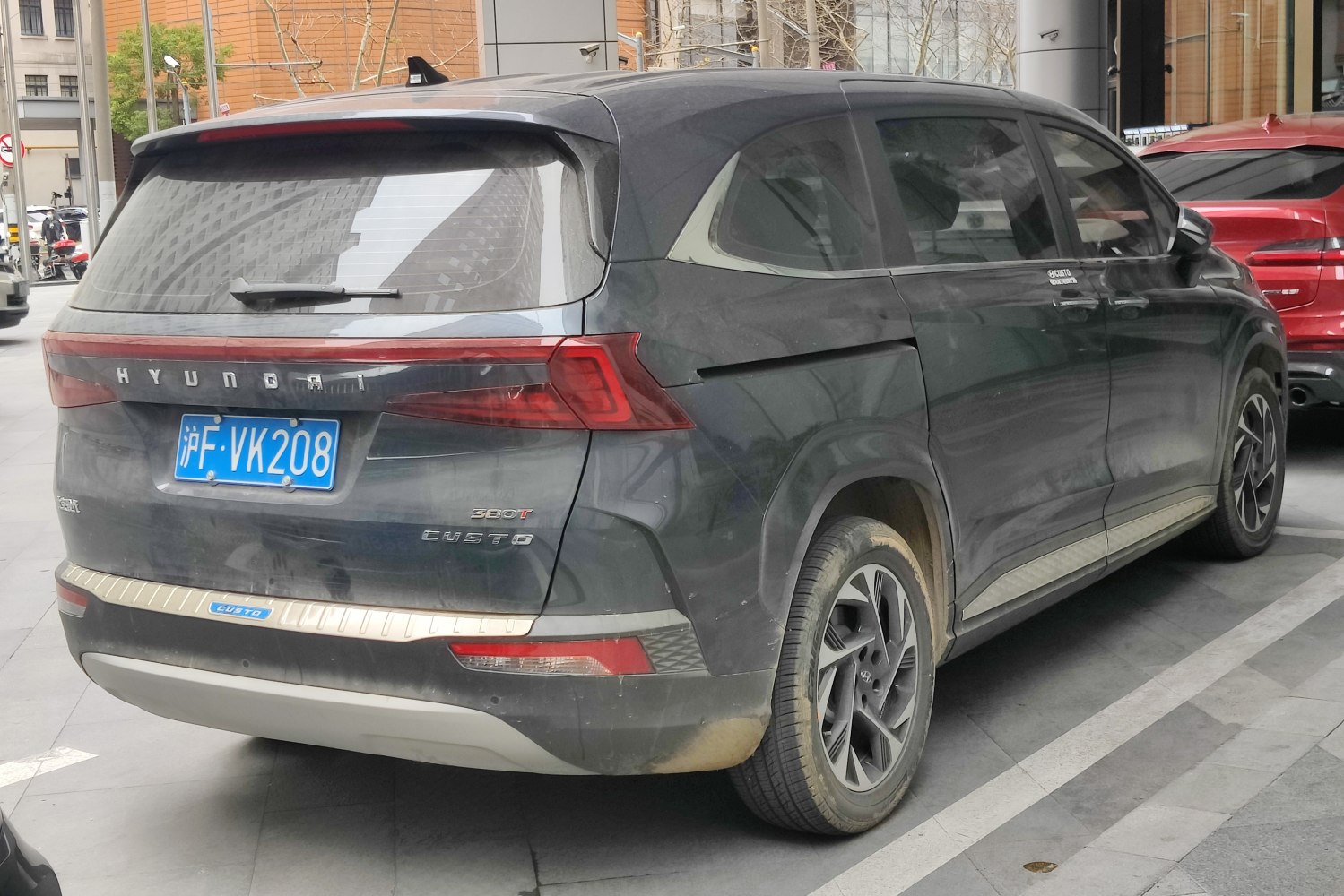 Rear view with horizontal tail lights and alloy wheels