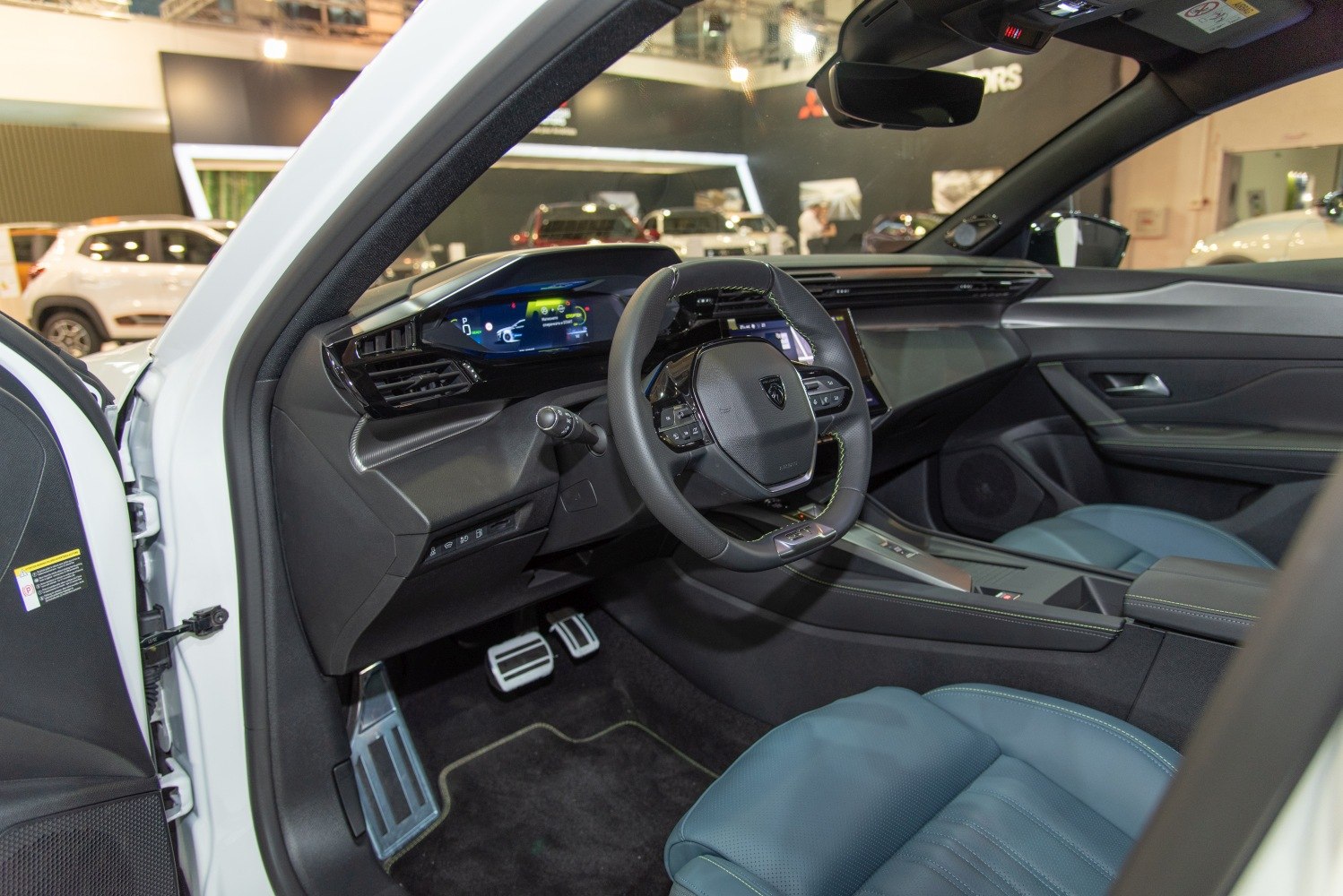 Digital dashboard and multifunction steering wheel with sporty seats