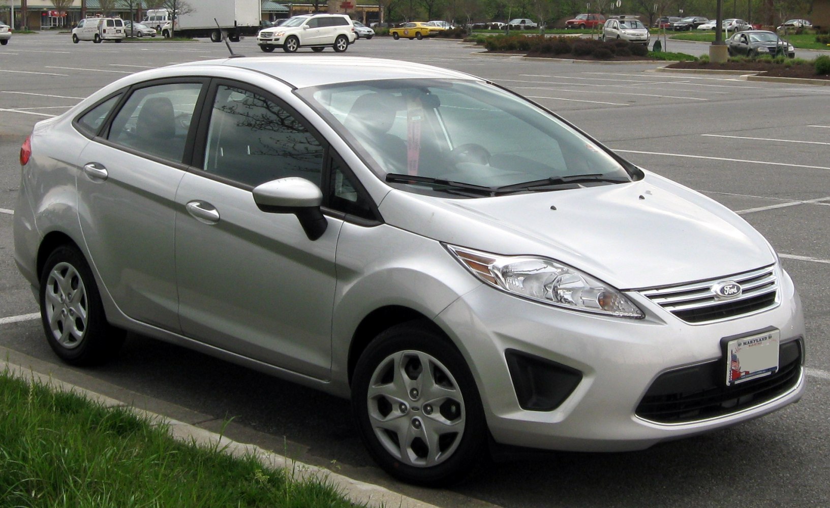 Front-side profile with headlights and grille
