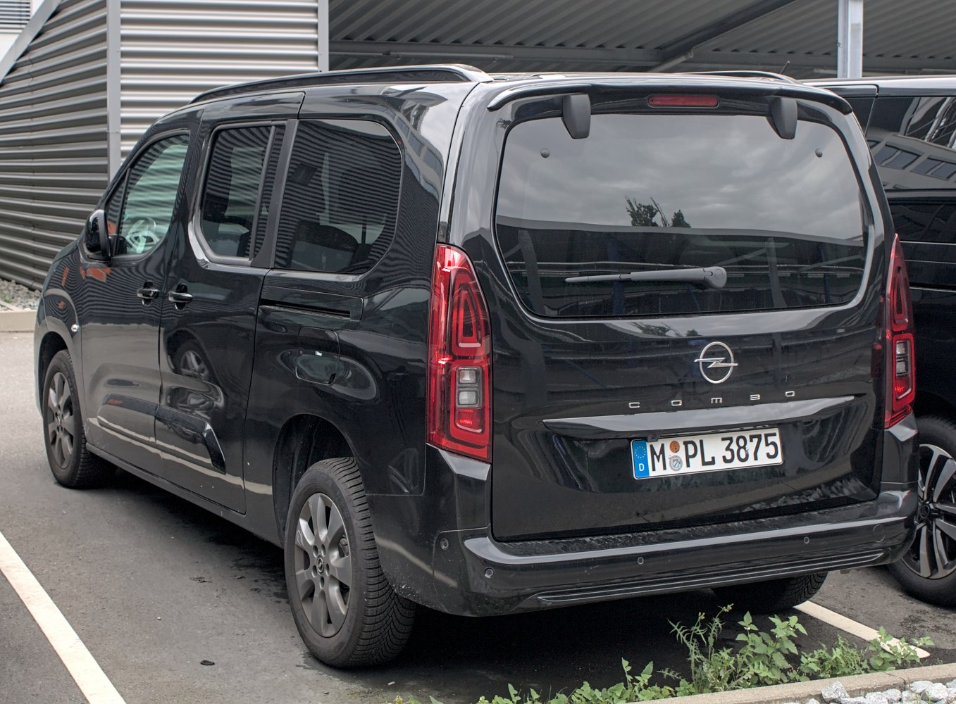 Rear view with vertical taillights and large hatch