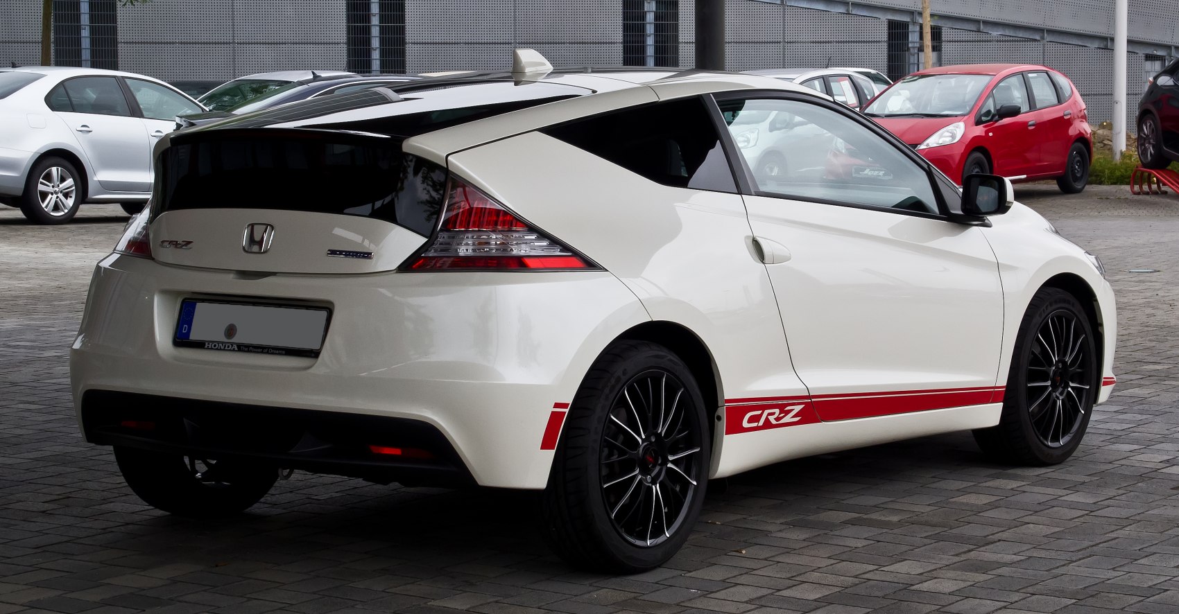 Sporty rear side view with two-tone tailgate and alloy wheels