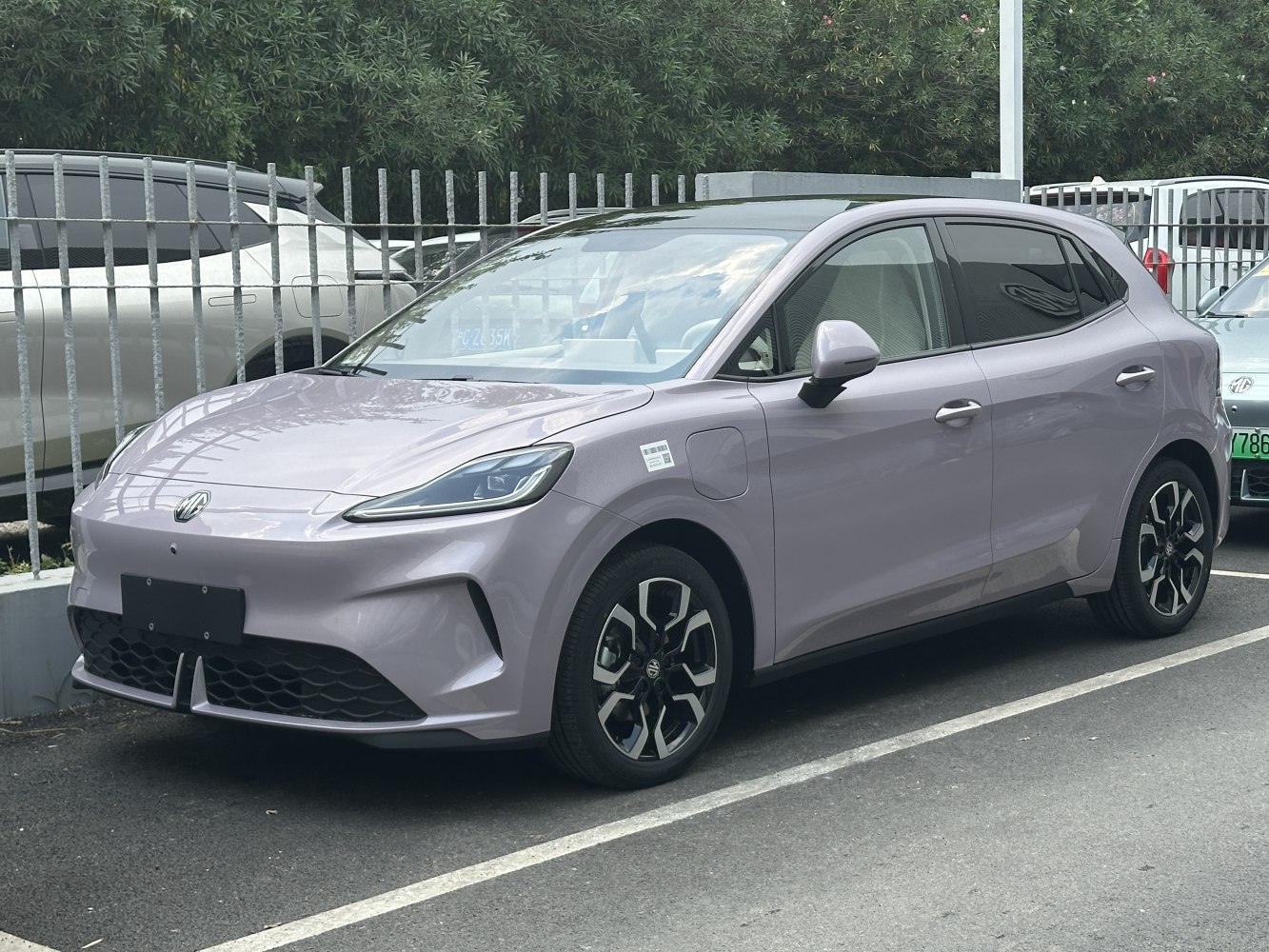 Electric hatchback with aerodynamic shape and distinctive LED headlights
