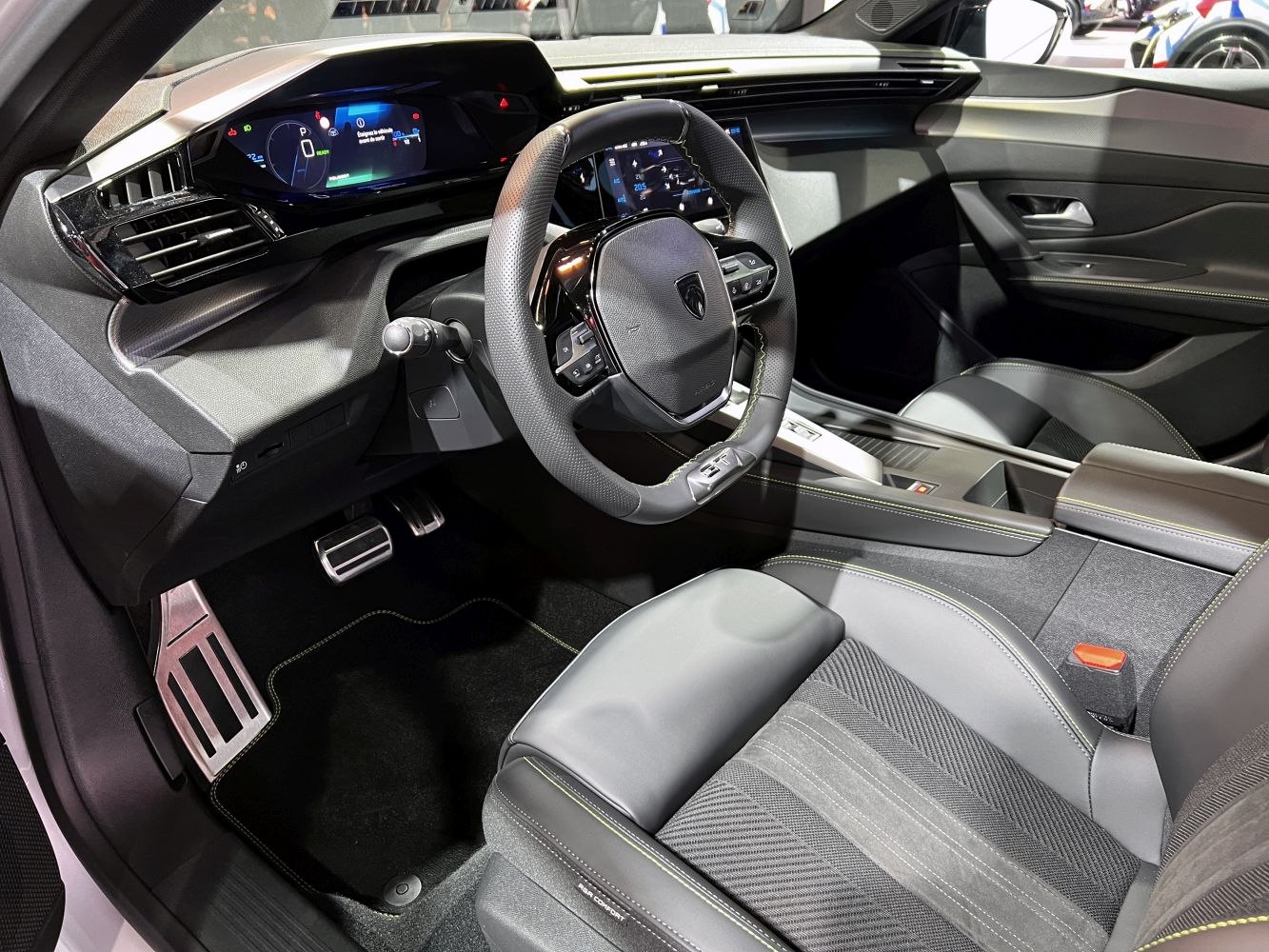 Digital dashboard and sporty steering wheel with ergonomic seats