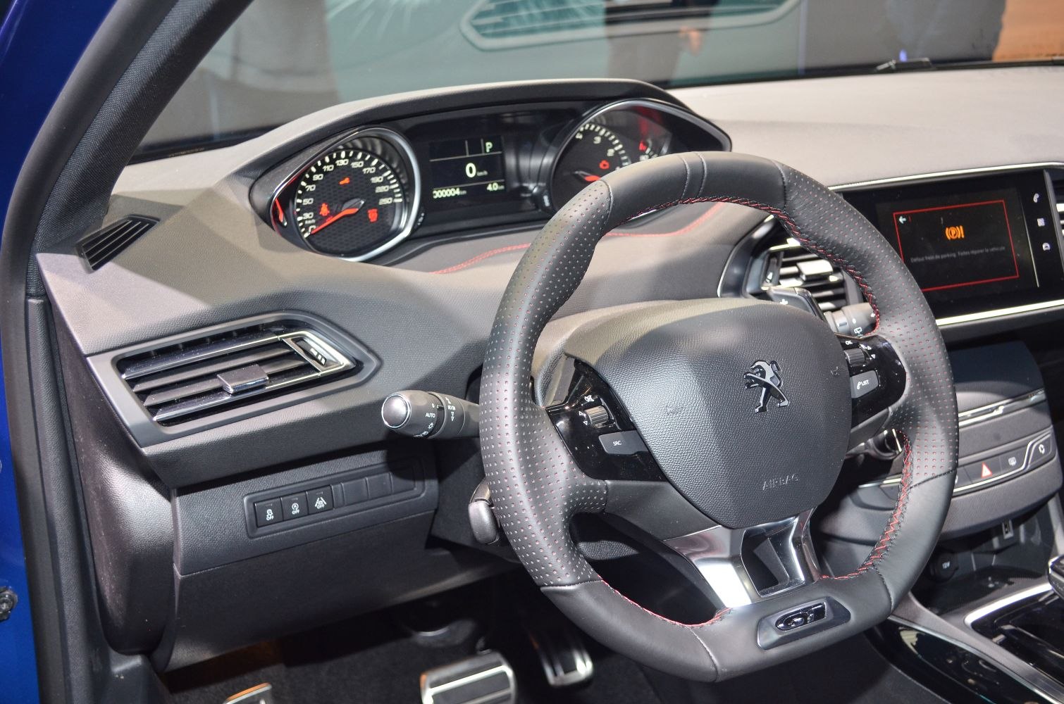 Dashboard and steering wheel with instrument cluster