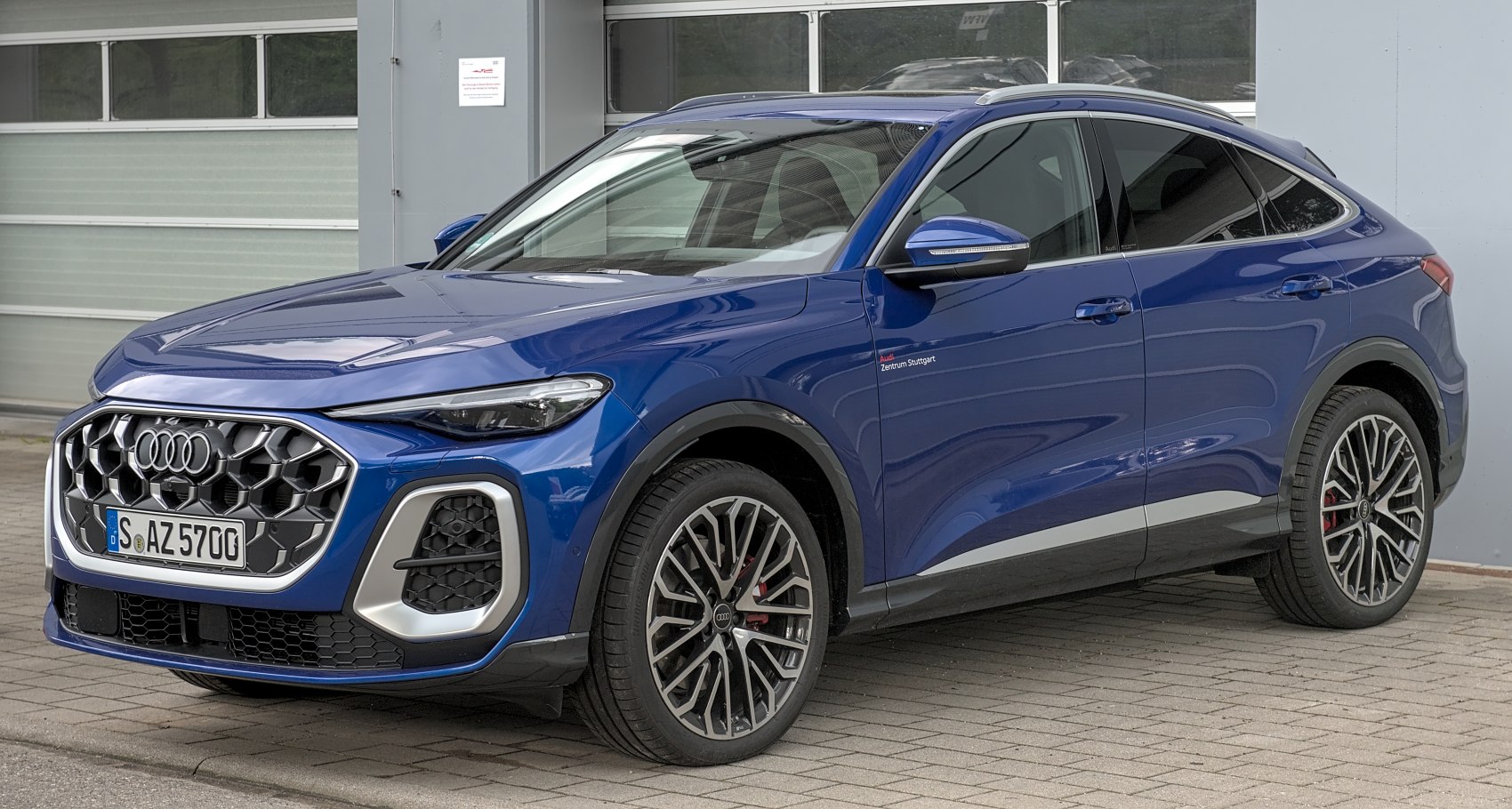 Hexagonal grille and sporty alloy wheels on SUV coupe front side