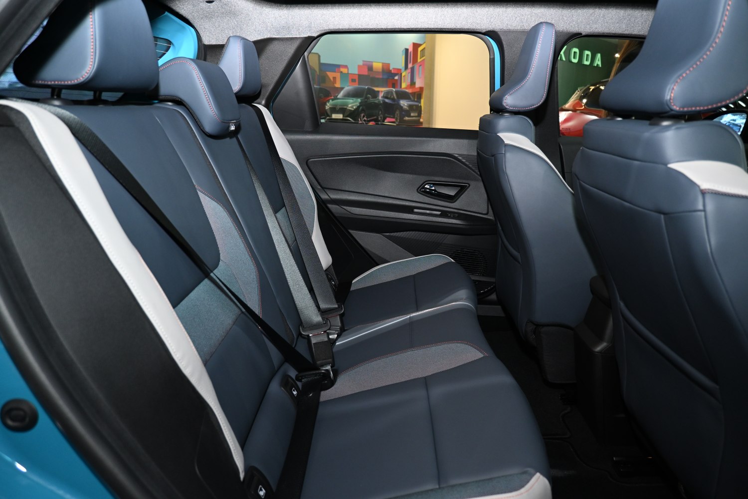 Rear fabric-leather seats with headrests and seat belts