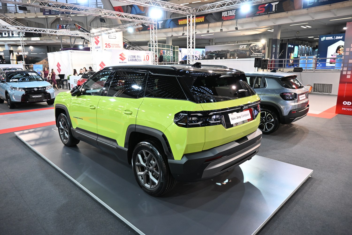 Rear design and dual-tone roof of an SUV