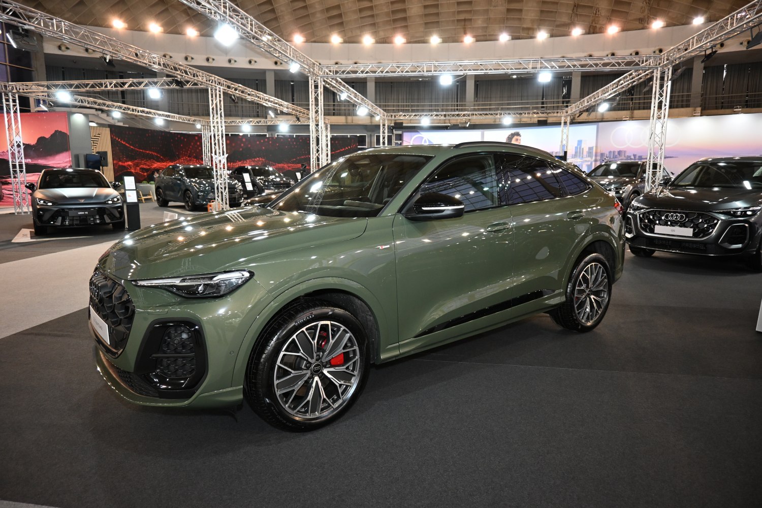 Coupe-like SUV with sporty alloy wheels
