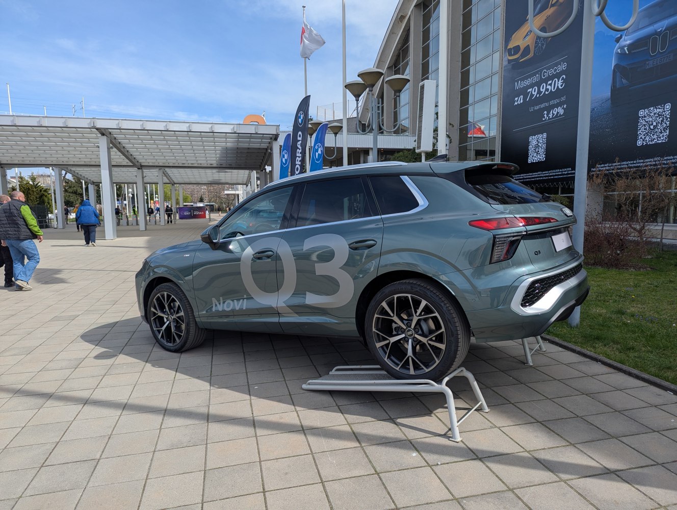 Side profile and rear lighting design of a modern SUV
