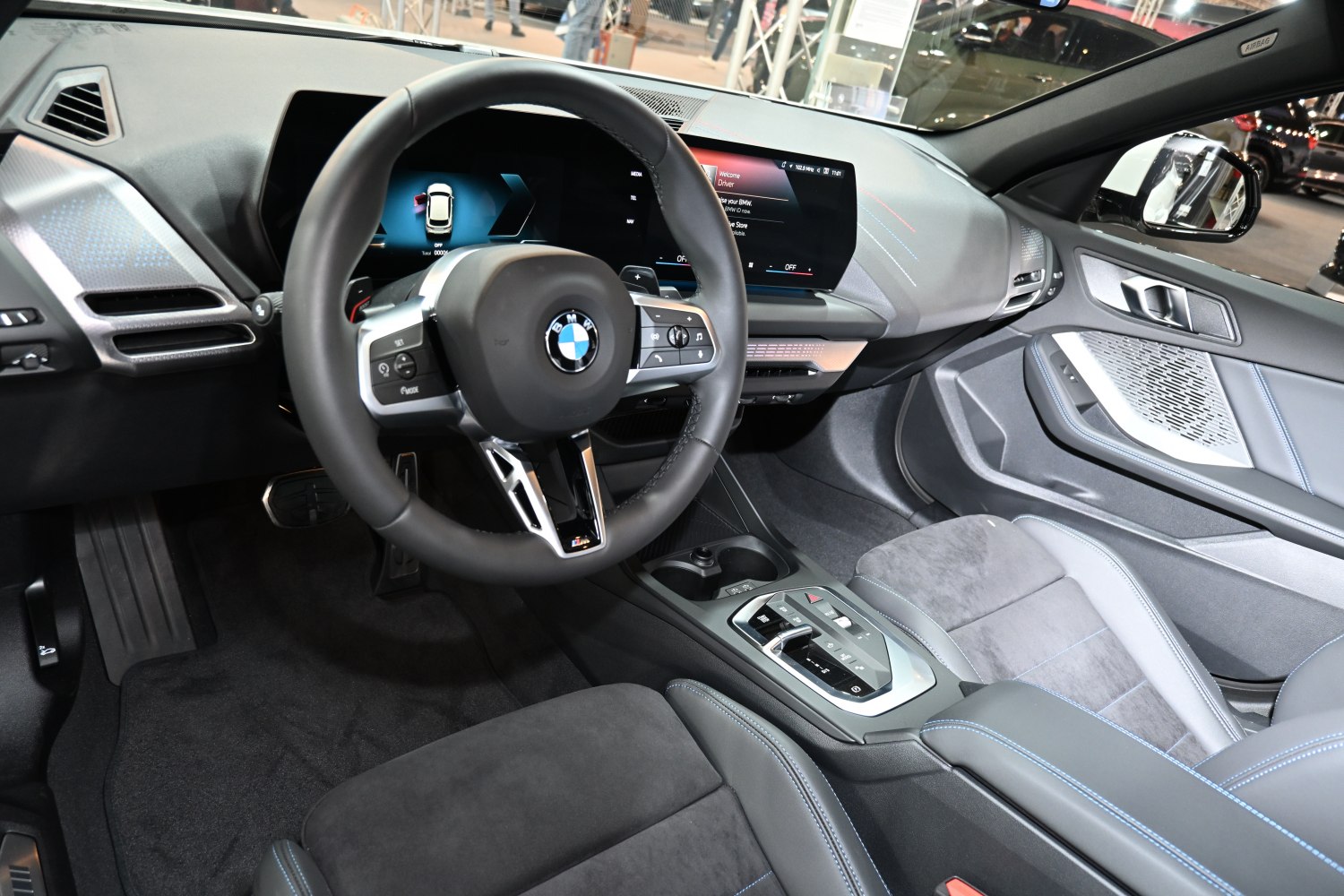 Digital cockpit and steering wheel with premium interior features