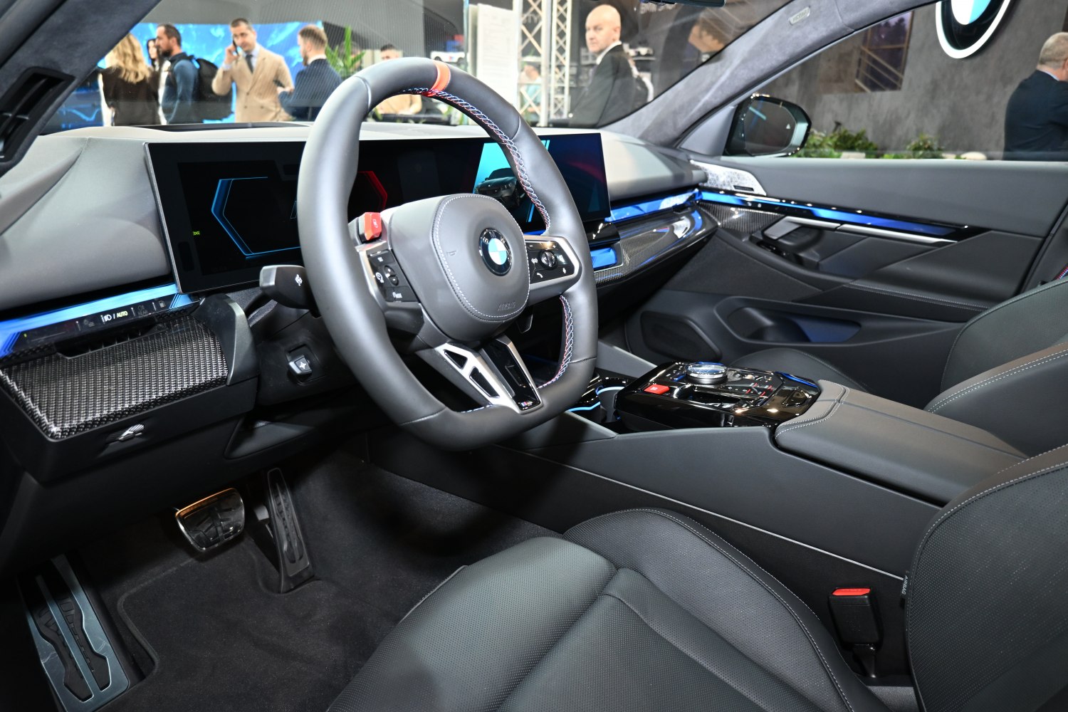 Digital dashboard and sporty steering wheel with carbon fiber trim