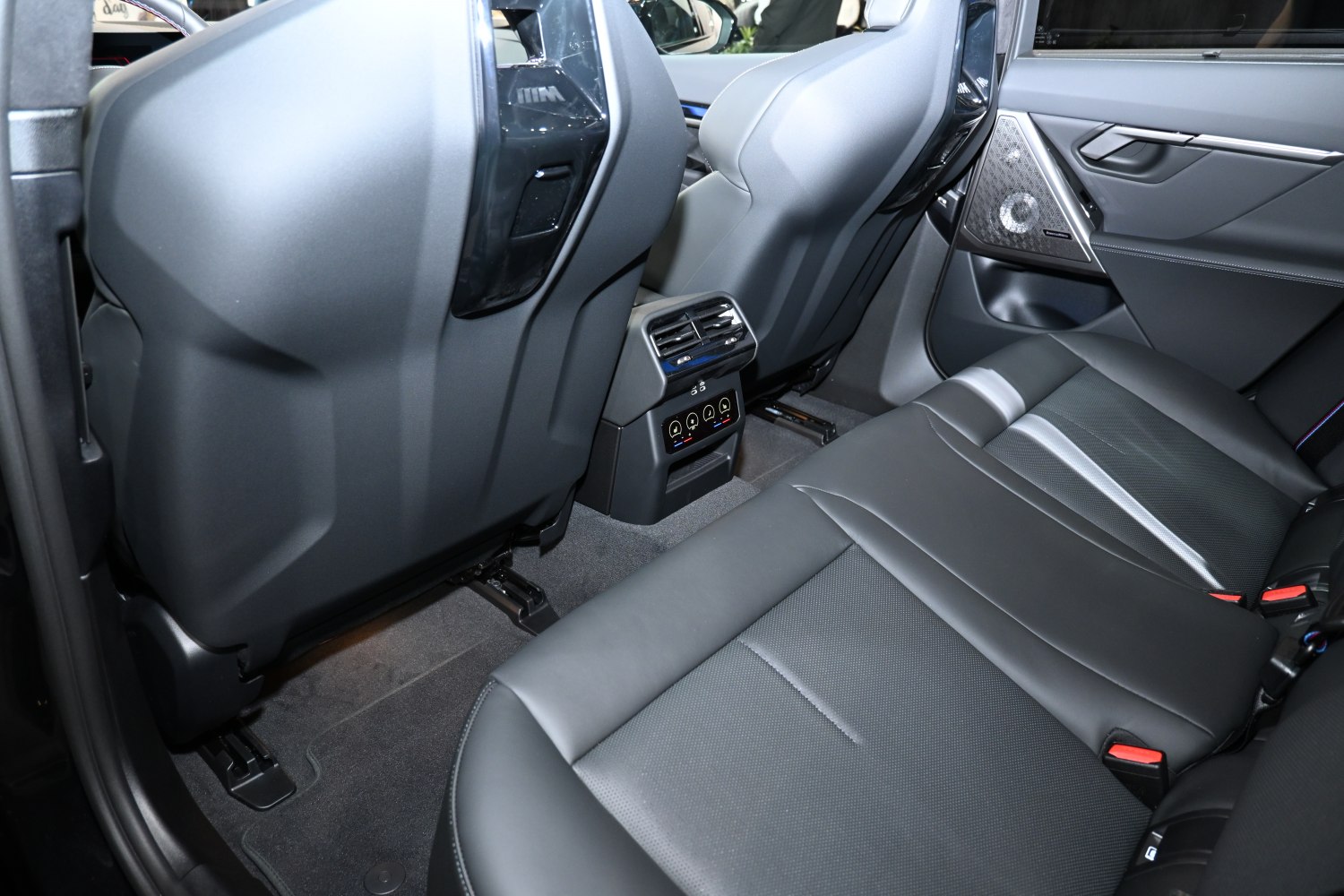 Rear leather seats with climate control and air vents