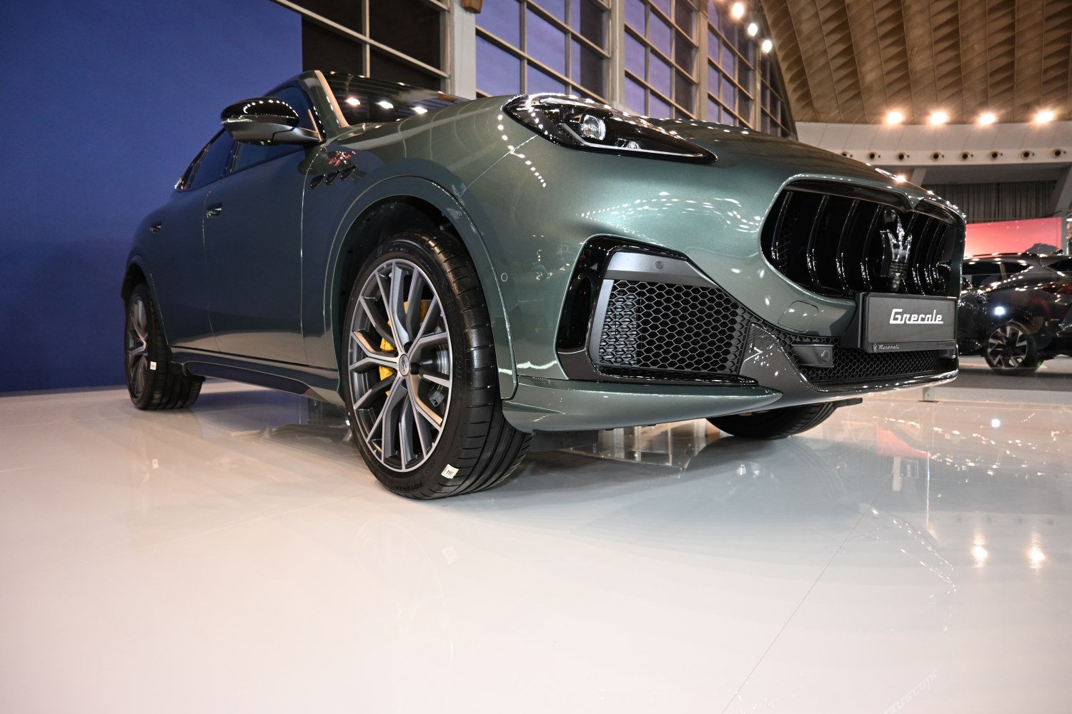 Aerodynamic front design and detailed alloy wheels of a luxury SUV