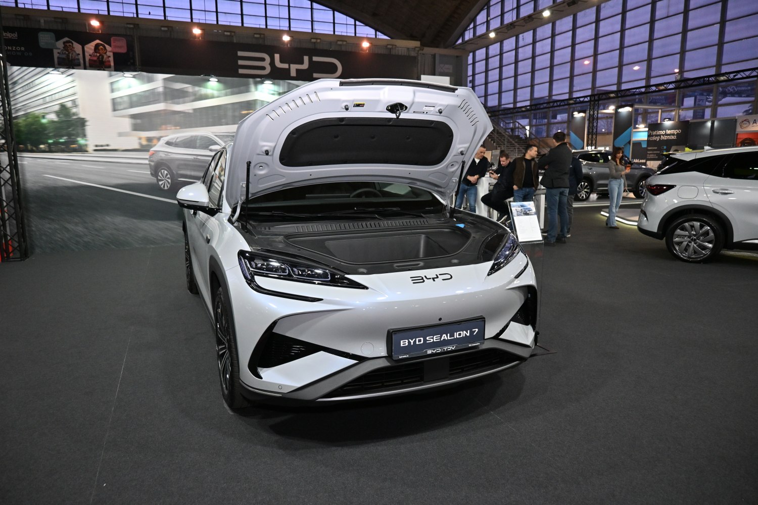 Front open hood with spacious storage compartment