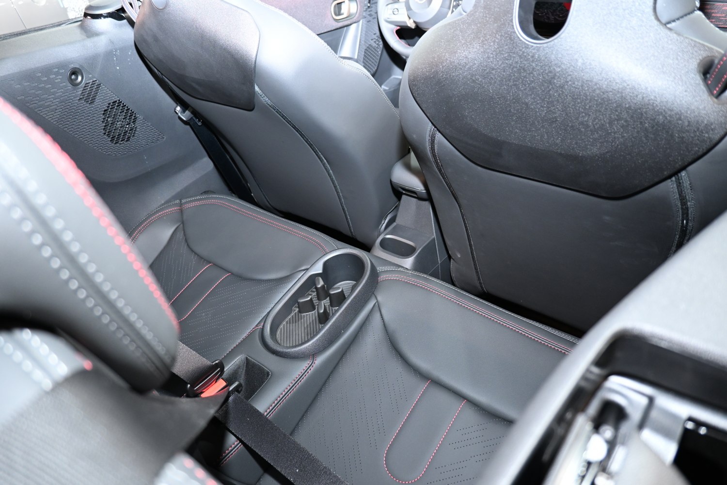 Rear seats with red stitching and central cup holder console
