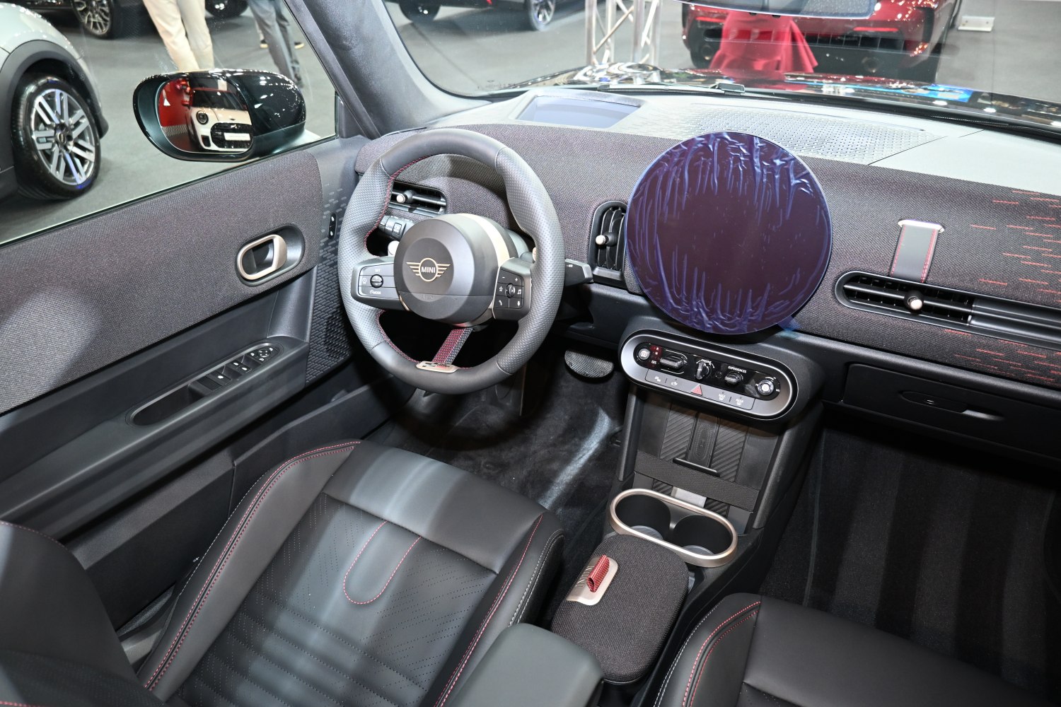 Digital cockpit and sporty steering wheel with leather upholstery