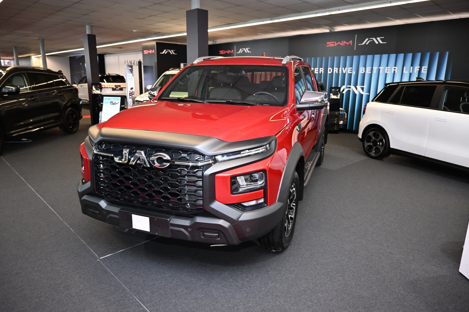 Pickup truck with hexagonal grille and LED headlights