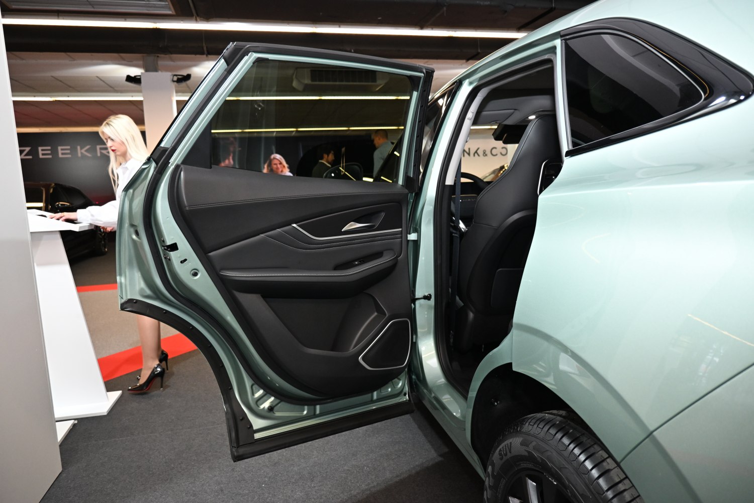Rear door interior panel and rear seat with open door