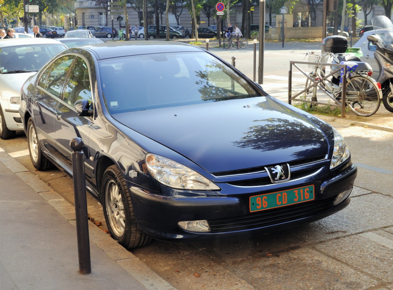 Front view of a Peugeot 607 sedan with sleek headlights and distinctive grille