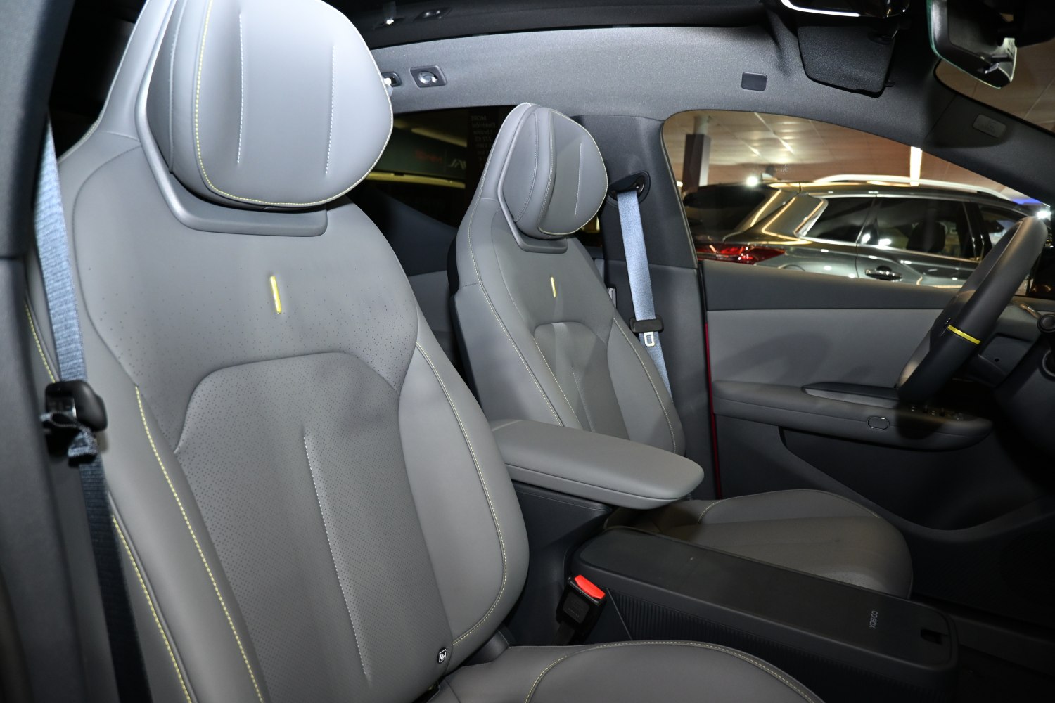 Gray leather front seats with central armrest console