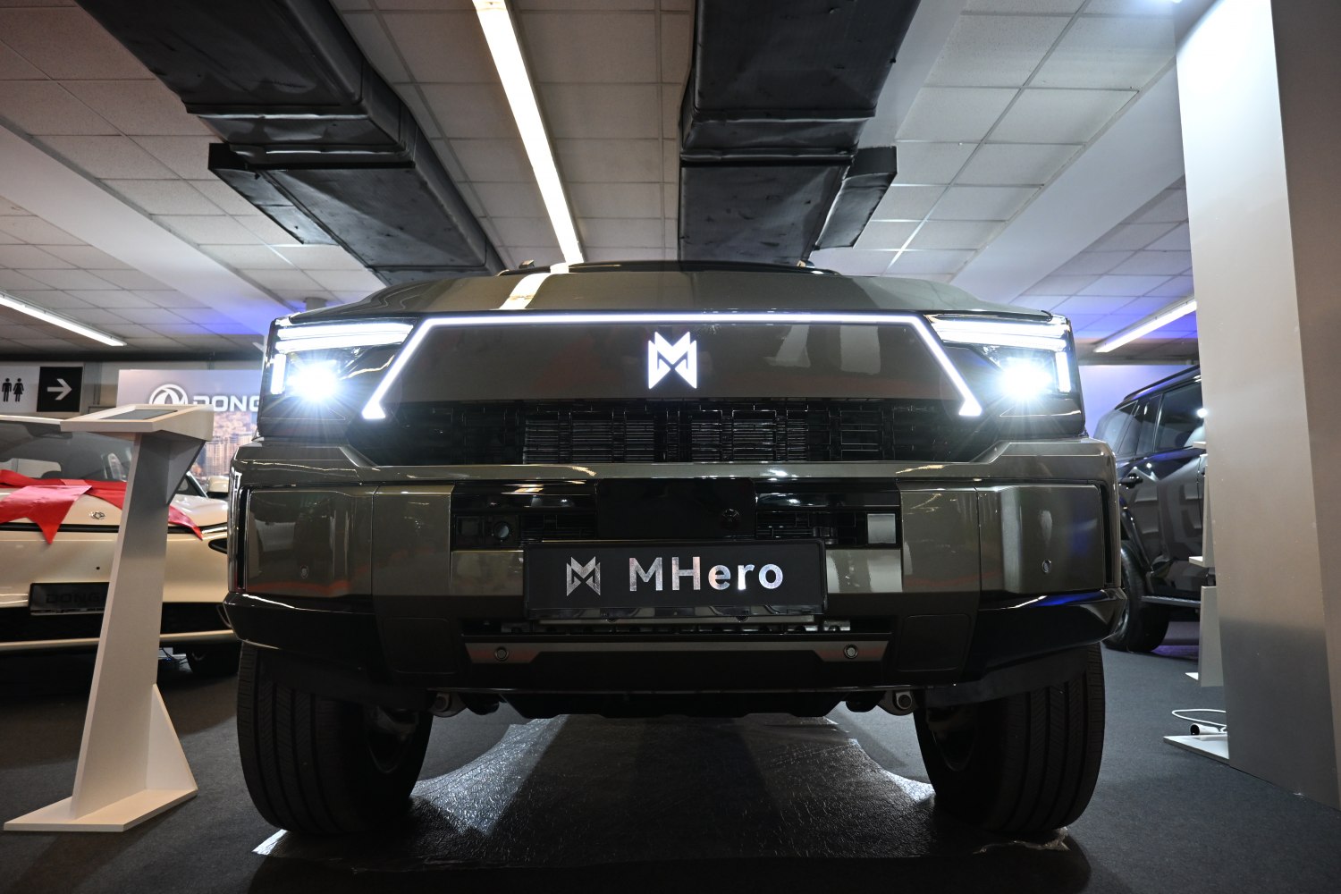 Front view with LED headlights and illuminated grille logo