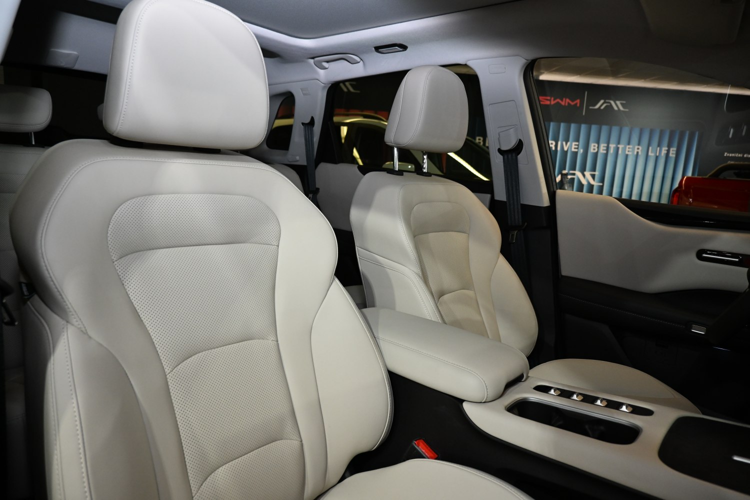 Beige leather front seats with perforation and panoramic sunroof