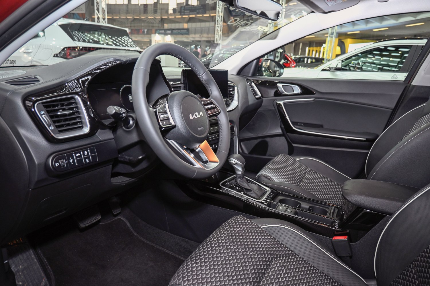 Steering wheel, dashboard and center console with automatic gearshift