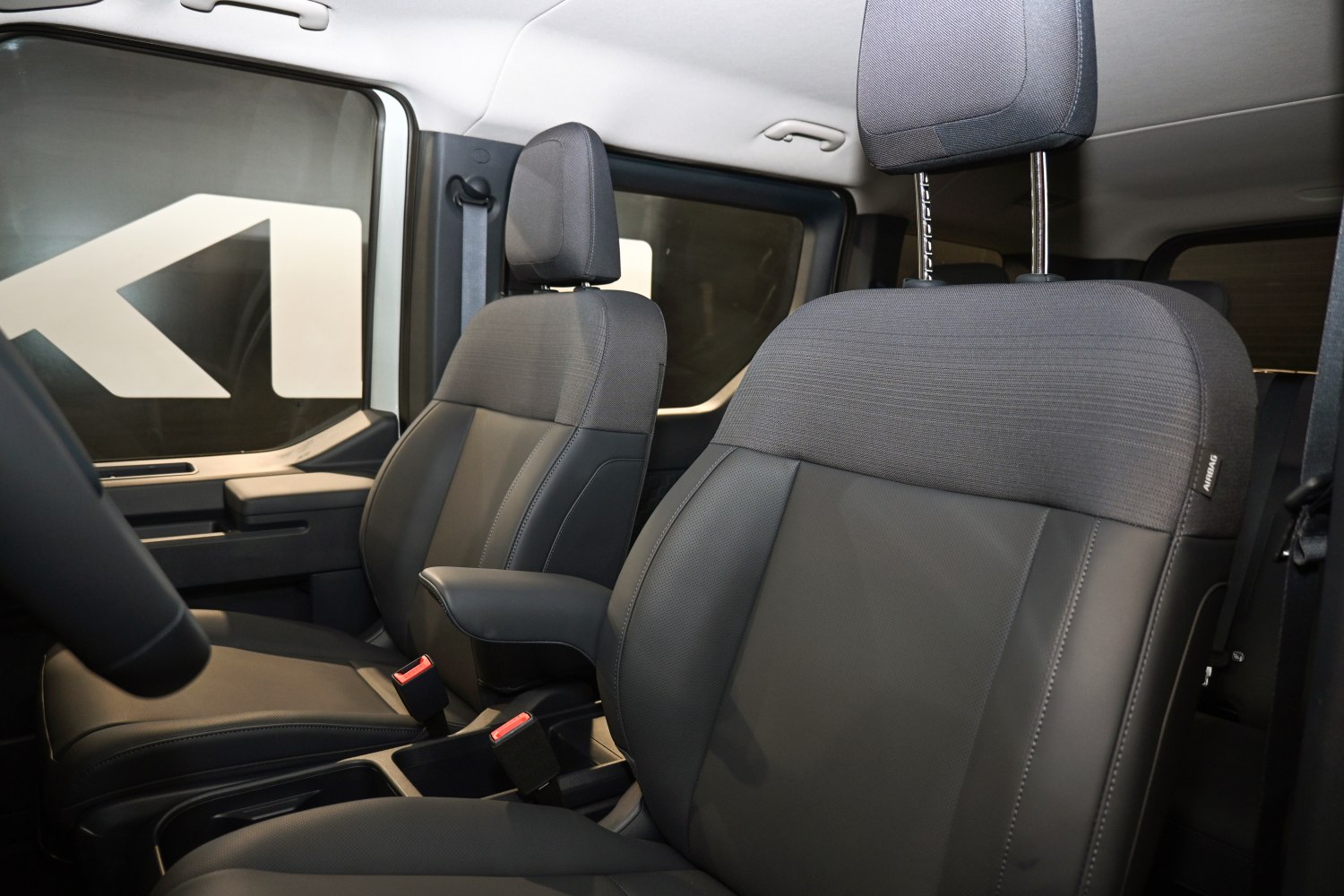 Front seats with armrest and fabric-leather upholstery