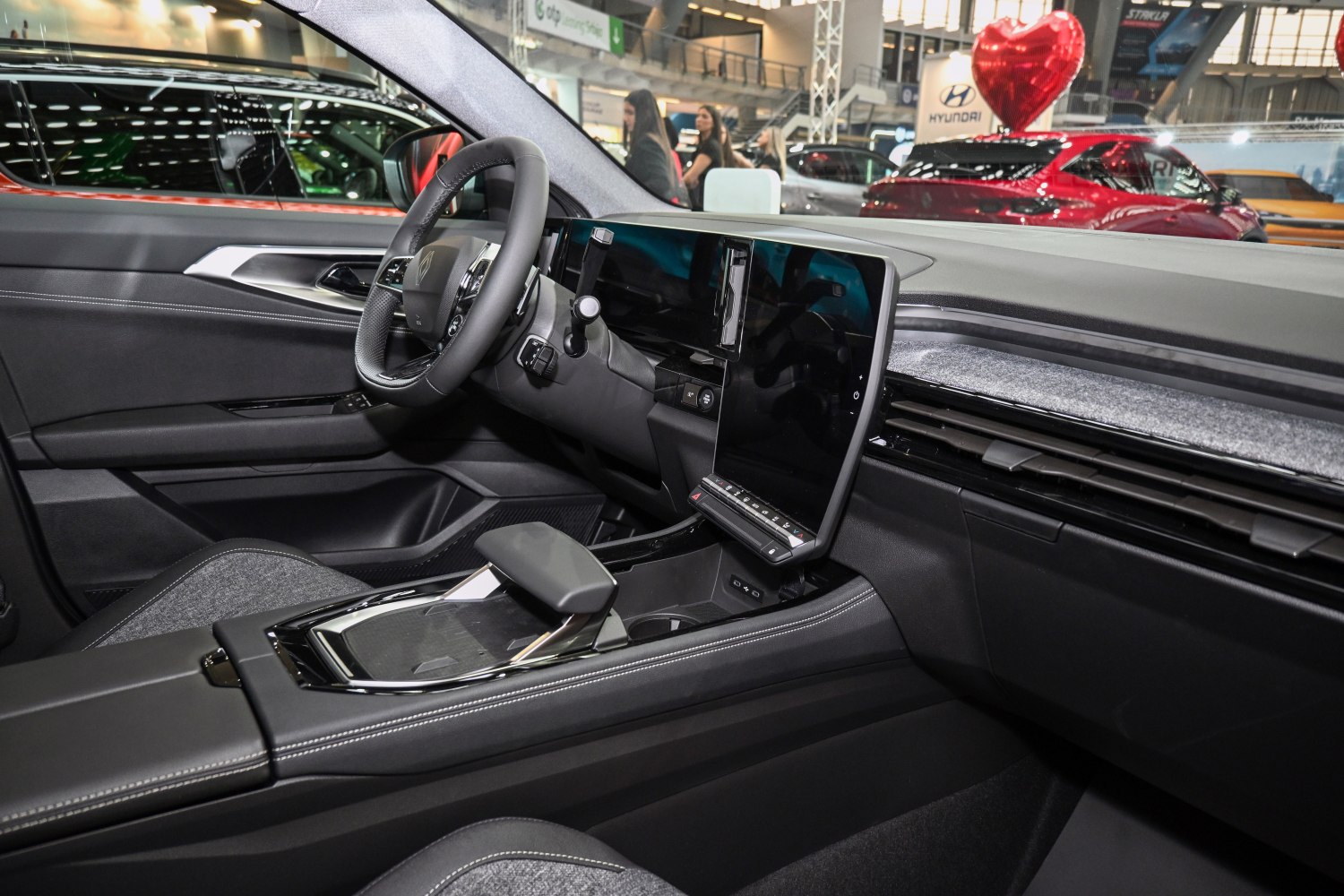 Steering wheel and large vertical touchscreen infotainment system