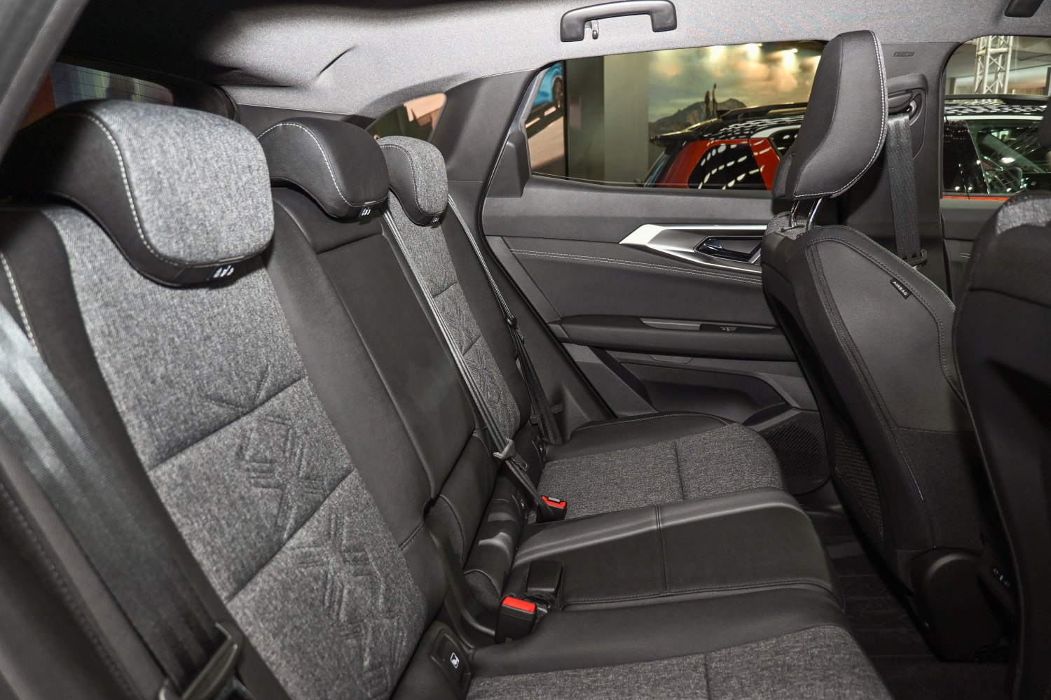 Rear seating with fabric-leather upholstery, headrests, and ISOFIX points