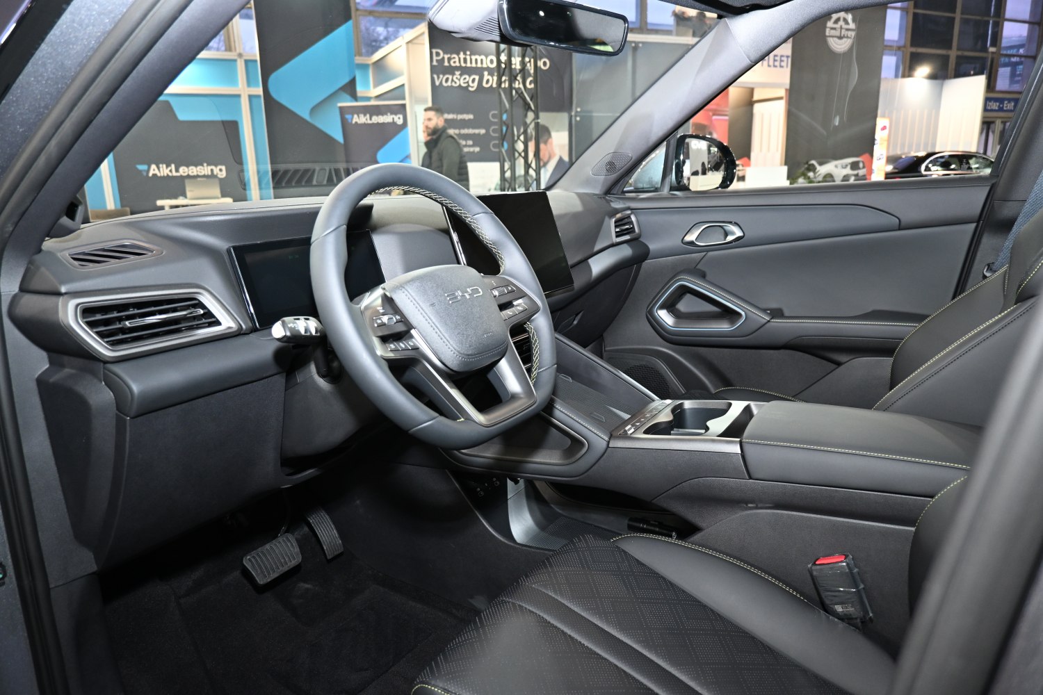 Modern dashboard and multifunctional steering wheel design