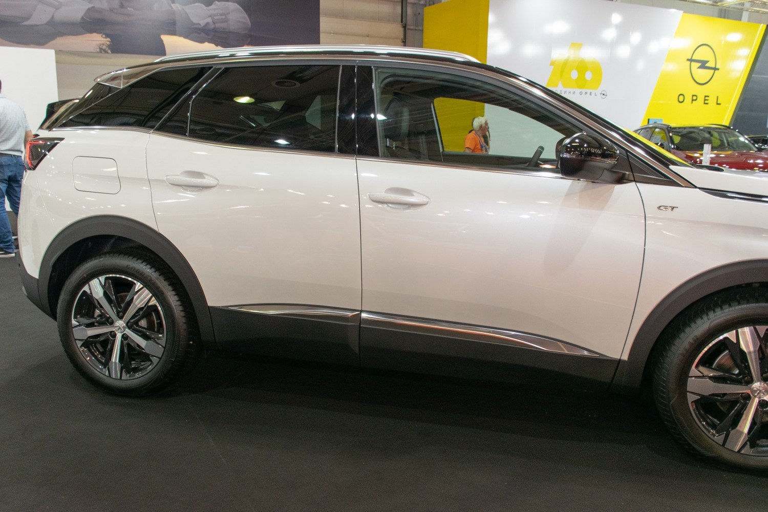 Side profile with alloy wheels and sleek door design