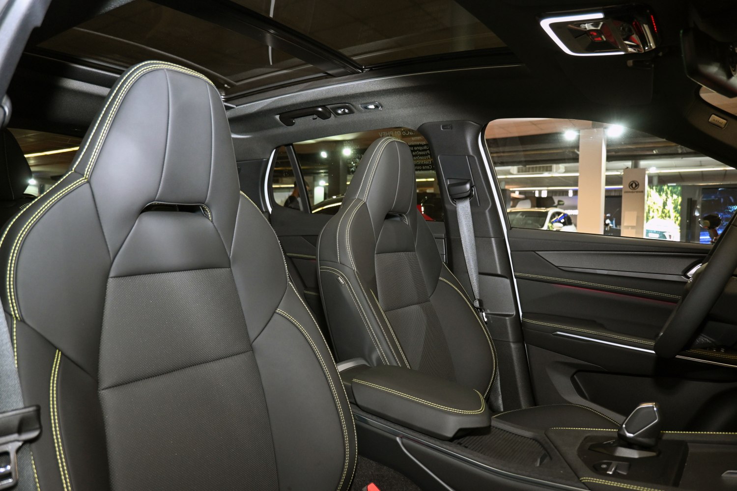 Sporty front seats with yellow stitching and panoramic sunroof