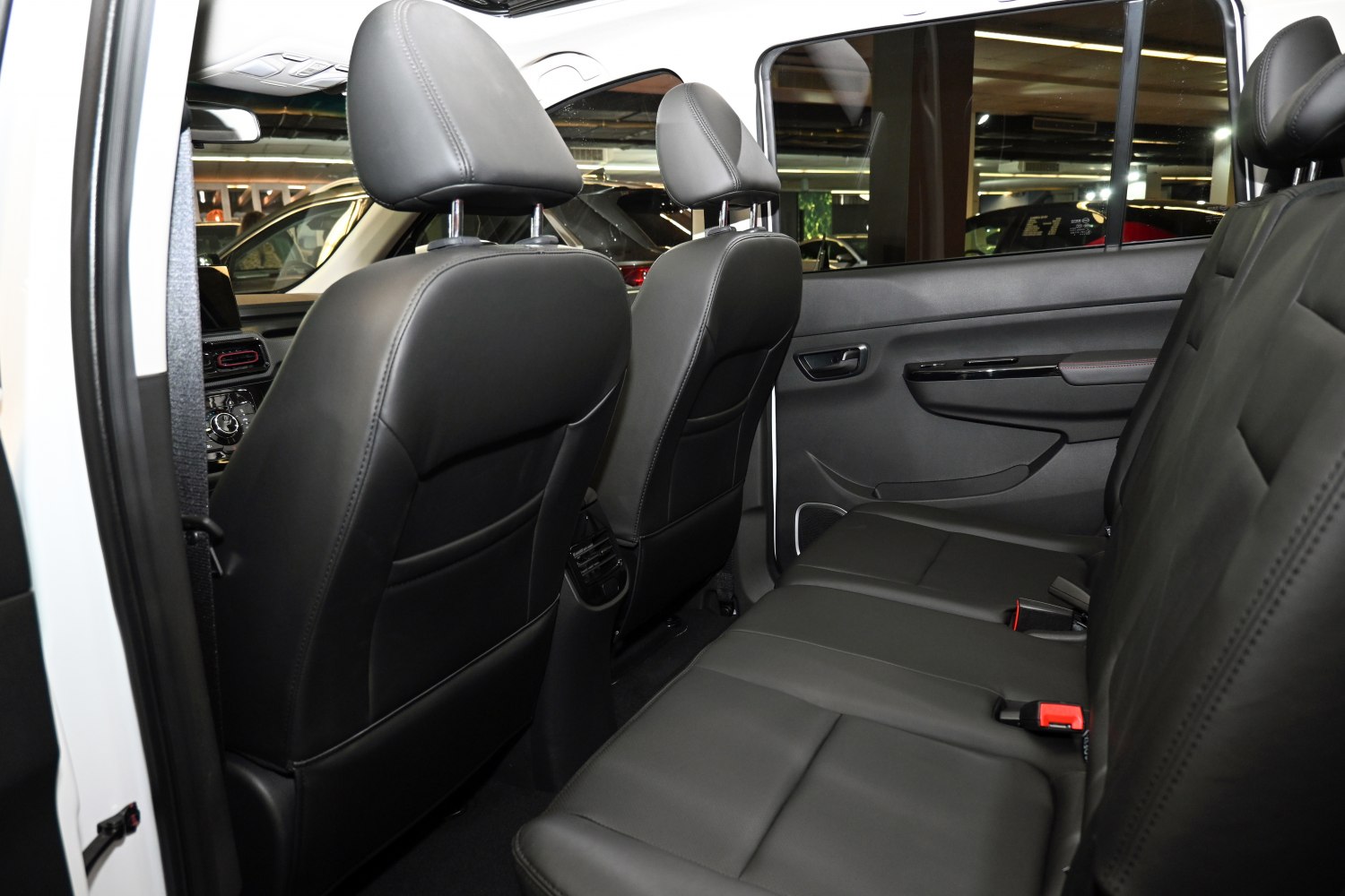 Leather rear seats with headrests and door panel
