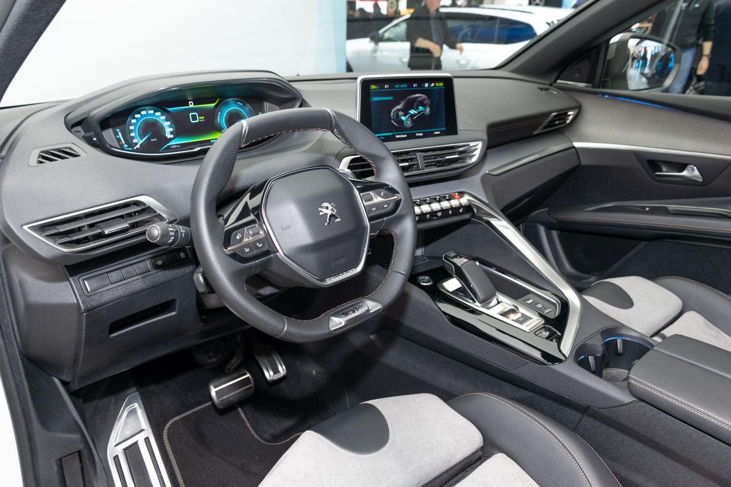 Modern digital dashboard and compact steering wheel.