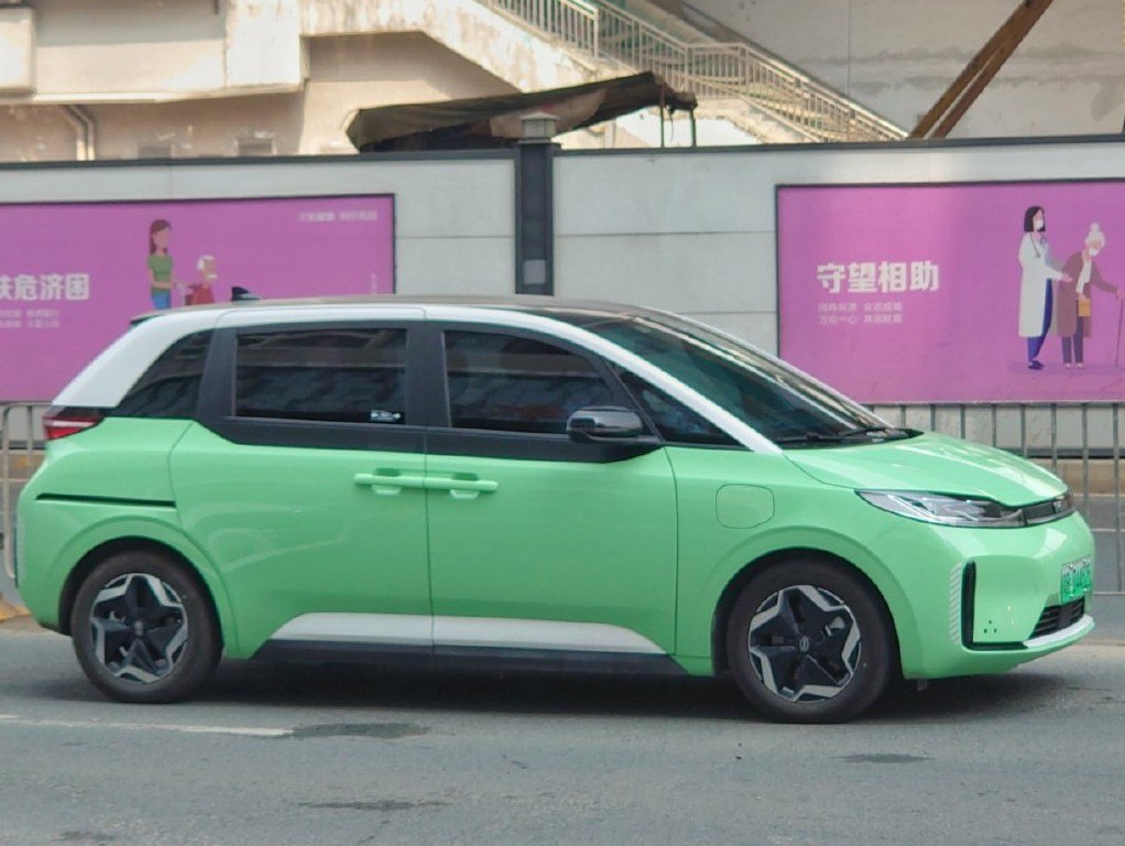 Compact EV with two-tone roof and sliding rear door