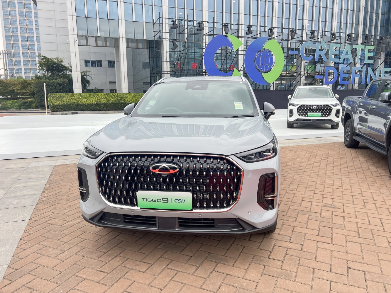 Front view with large hexagonal grille and LED headlamps
