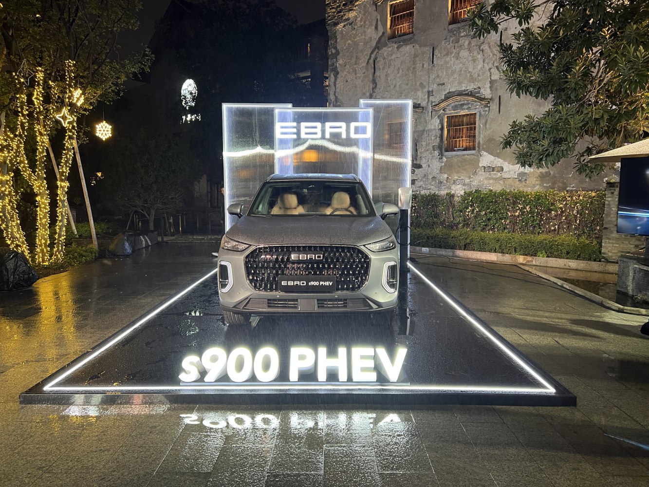 Front view of illuminated EBRO s900 PHEV SUV with prominent grille