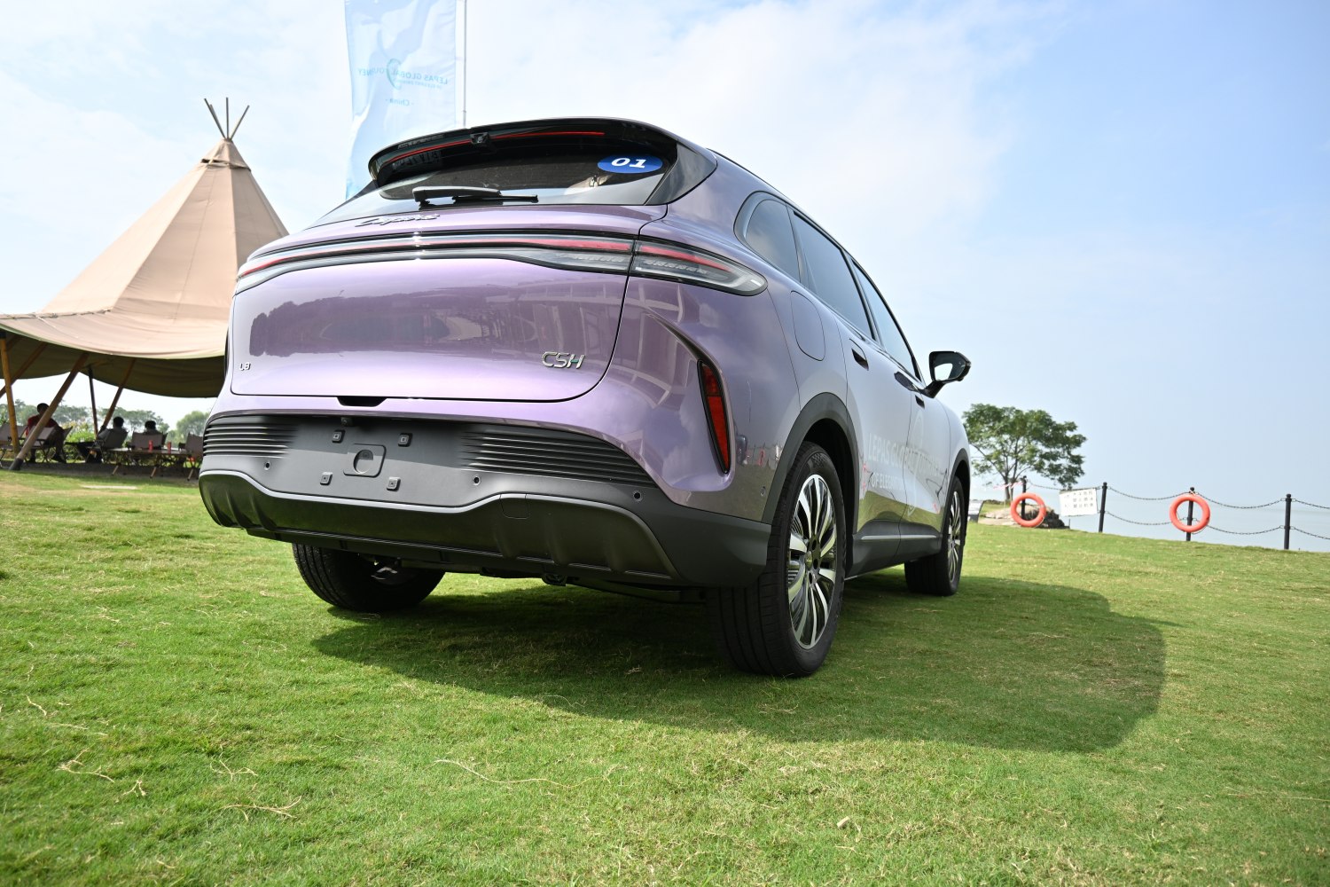 Modern SUV rear with continuous LED taillights and aerodynamic design