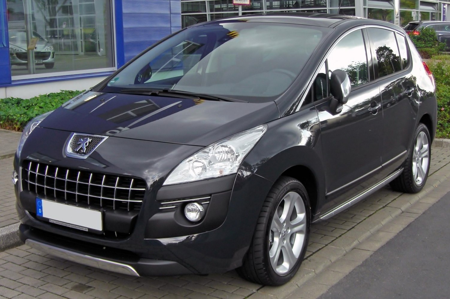 Front side profile with distinctive grille and alloy wheels