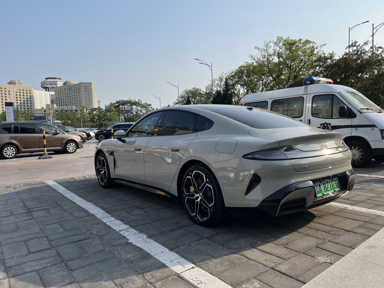 Smooth rear design with sporty alloy wheels