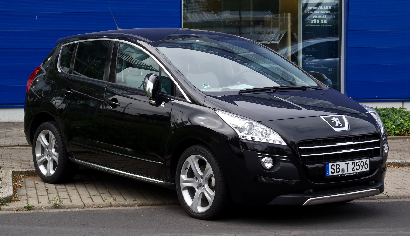 Front-side profile with distinctive headlights and alloy wheels
