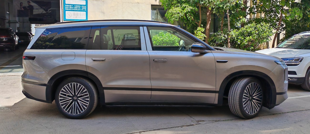 Side profile of electric SUV with flush door handles and alloy wheels