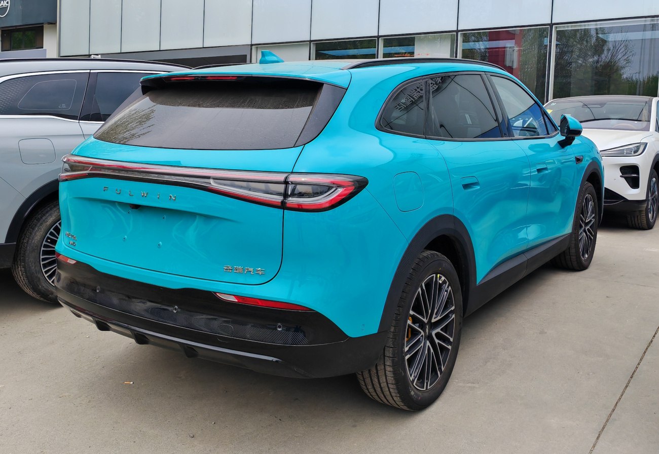 Aerodynamic rear view with LED light bar and sporty alloy wheels