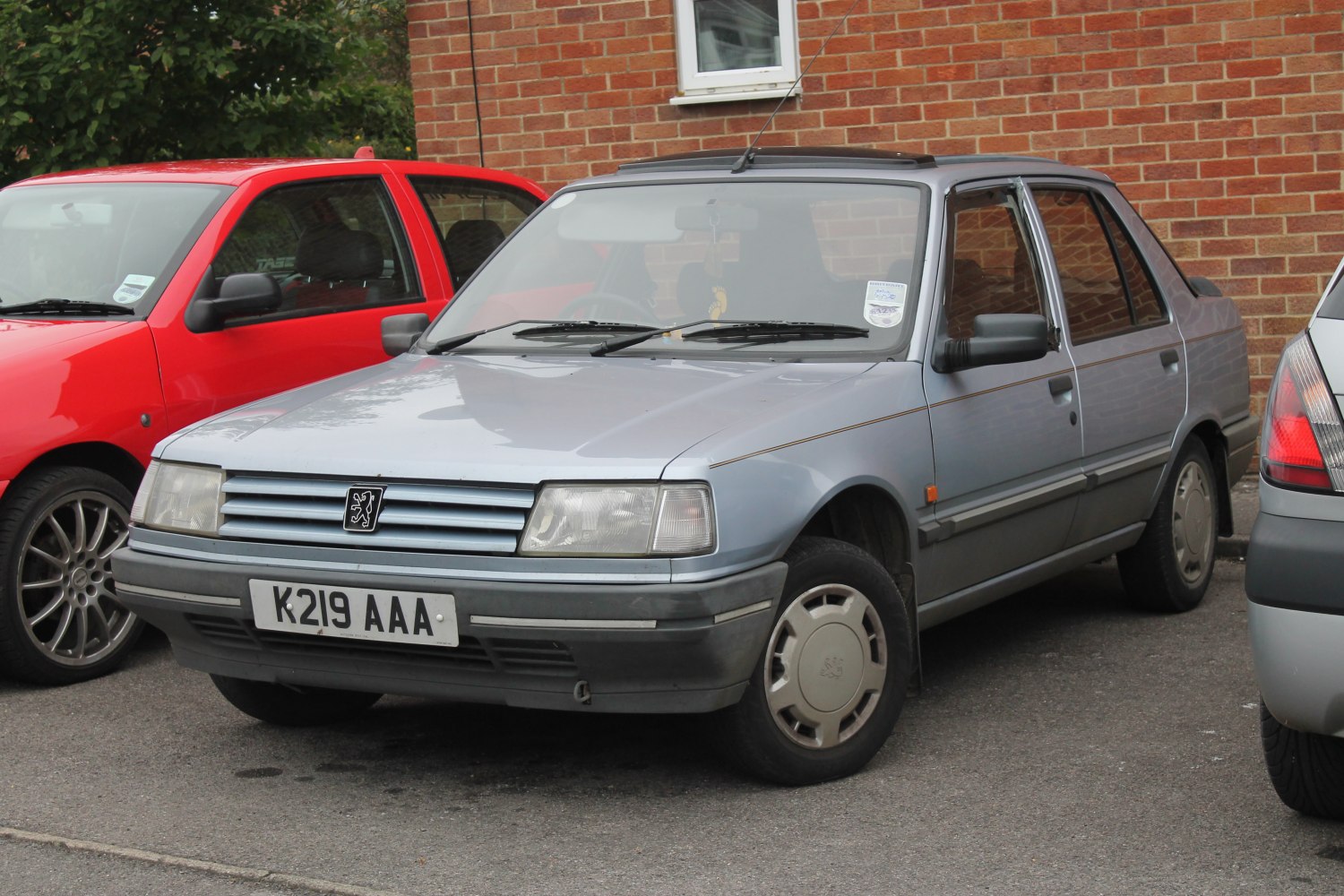 Front view with rectangular headlights and grille of 1989-1993 hatchback